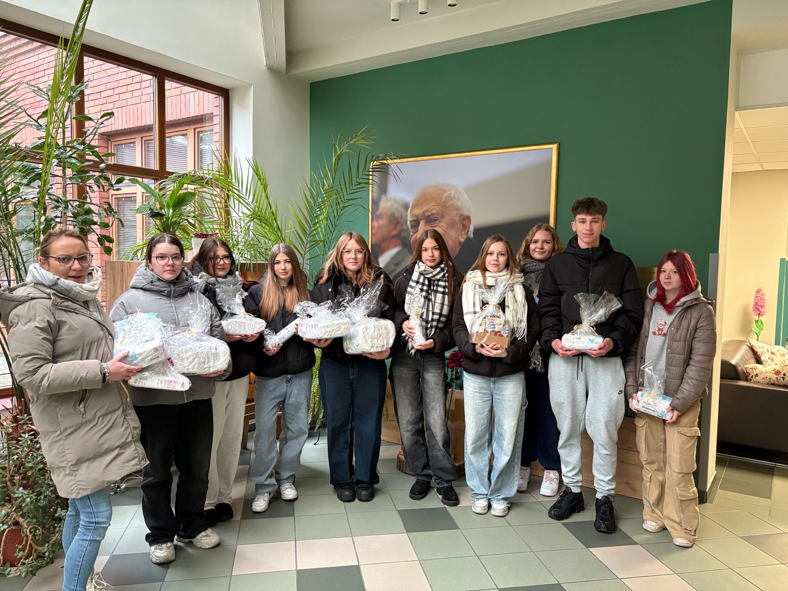 Klasa 3A z darami do Hospicjum Palium.