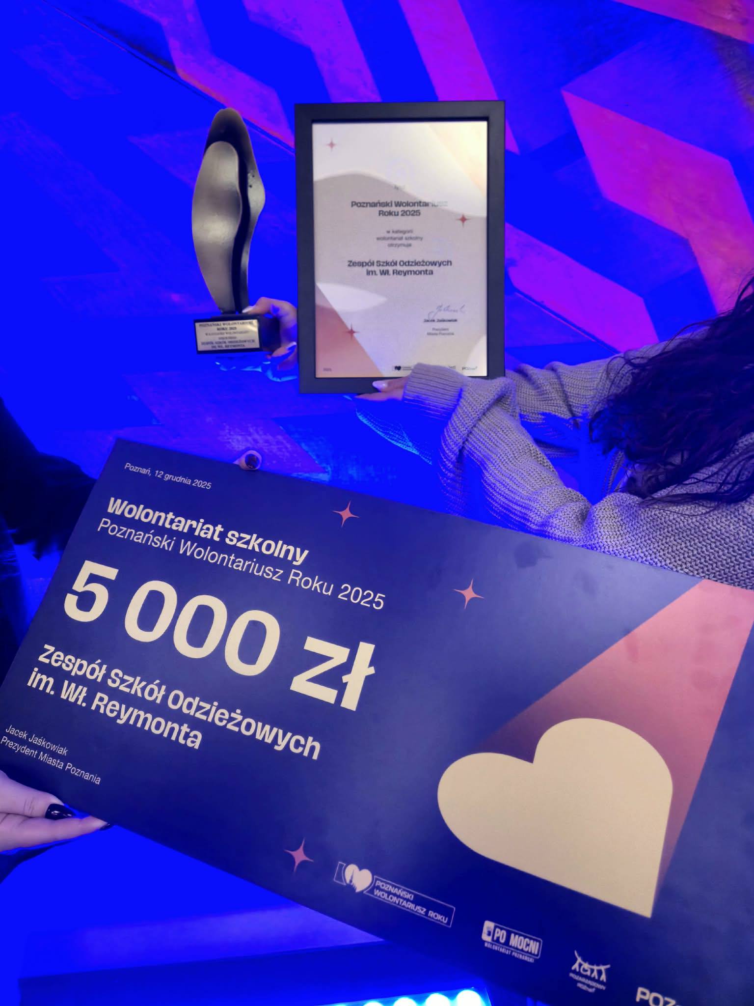 Szkolne Koło Wolontariatu Zespołu Szkół Odzieżowych im. Wł.Reymonta w Poznaniu zdobyło tytuł Wolontariusza Roku 2025 w kategorii wolontariat szkolny.