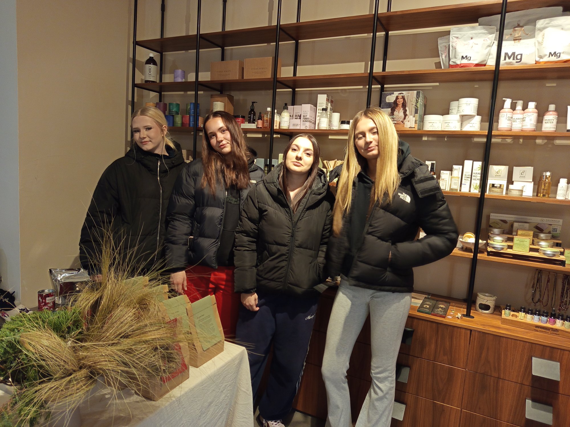 🌿 Wizyta klasy AT w zielarni – „RUNO” – pracownia fryzjerska w praktyce! 