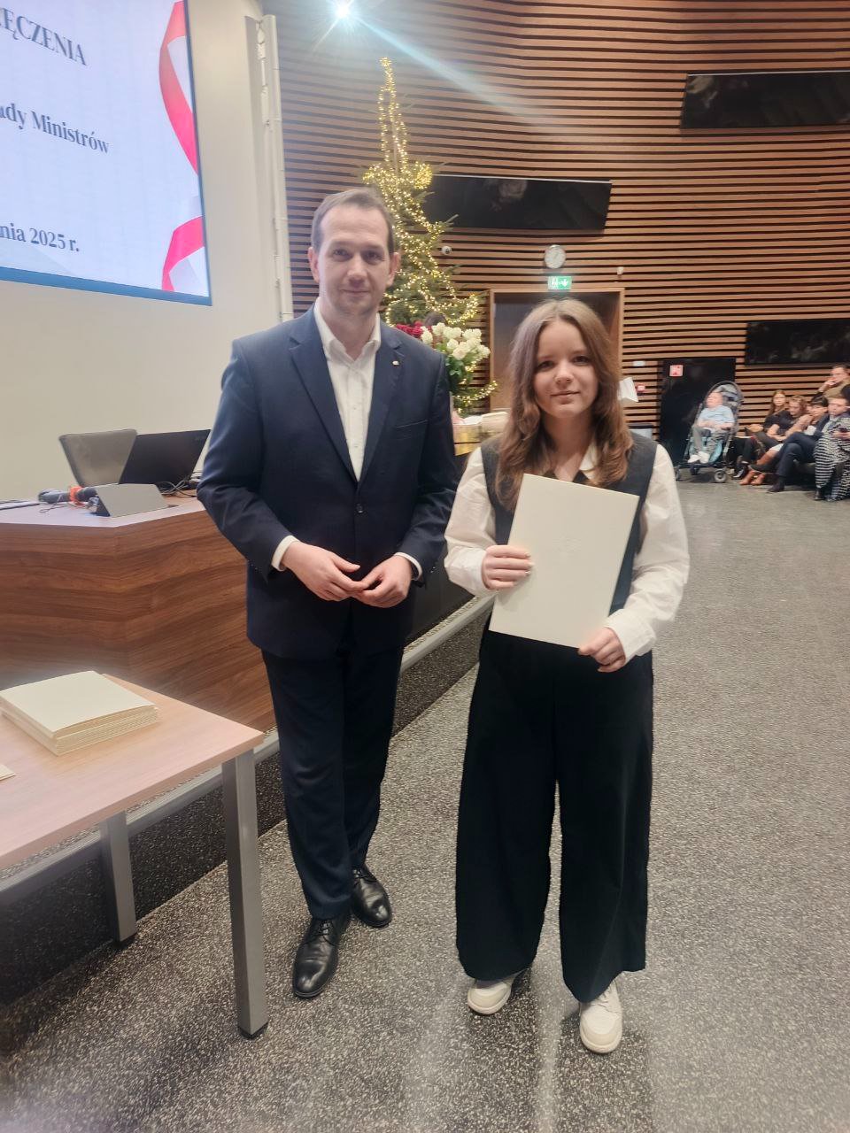 Sofia Sheiko z klasy IIIE otrzymała Stypendium Prezesa Rady Ministrów.