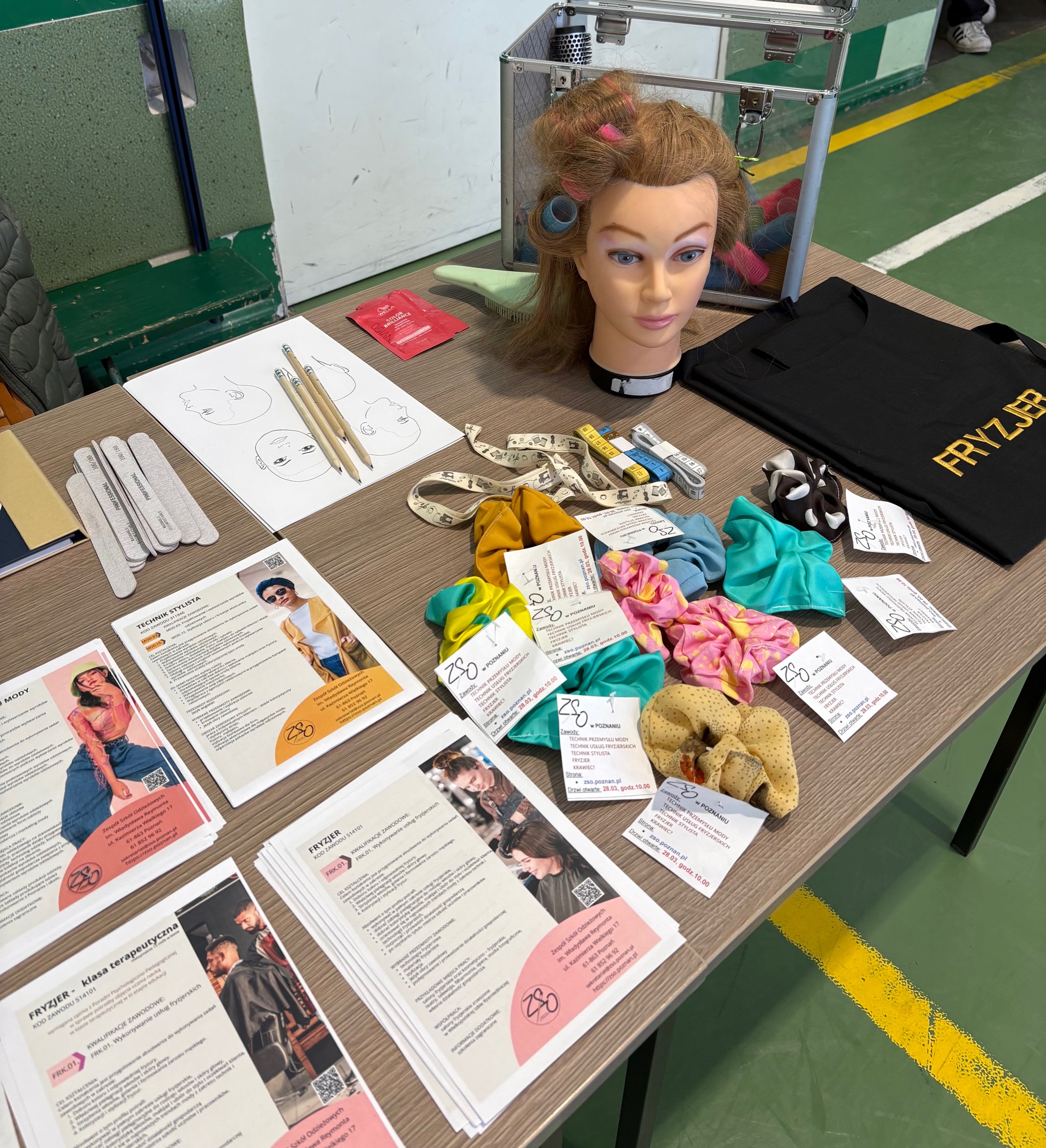 Promocja na targach edukacyjnych w Szkole Podstawowej nr 64 na osiedlu Orła Białego.