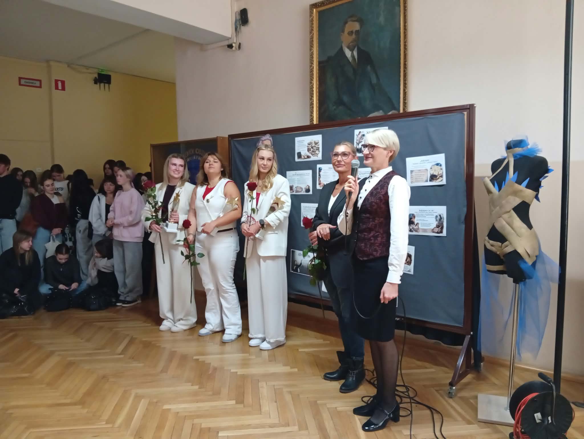 Społeczność szkolna pogratulowała medalistkom z Paryża!!!